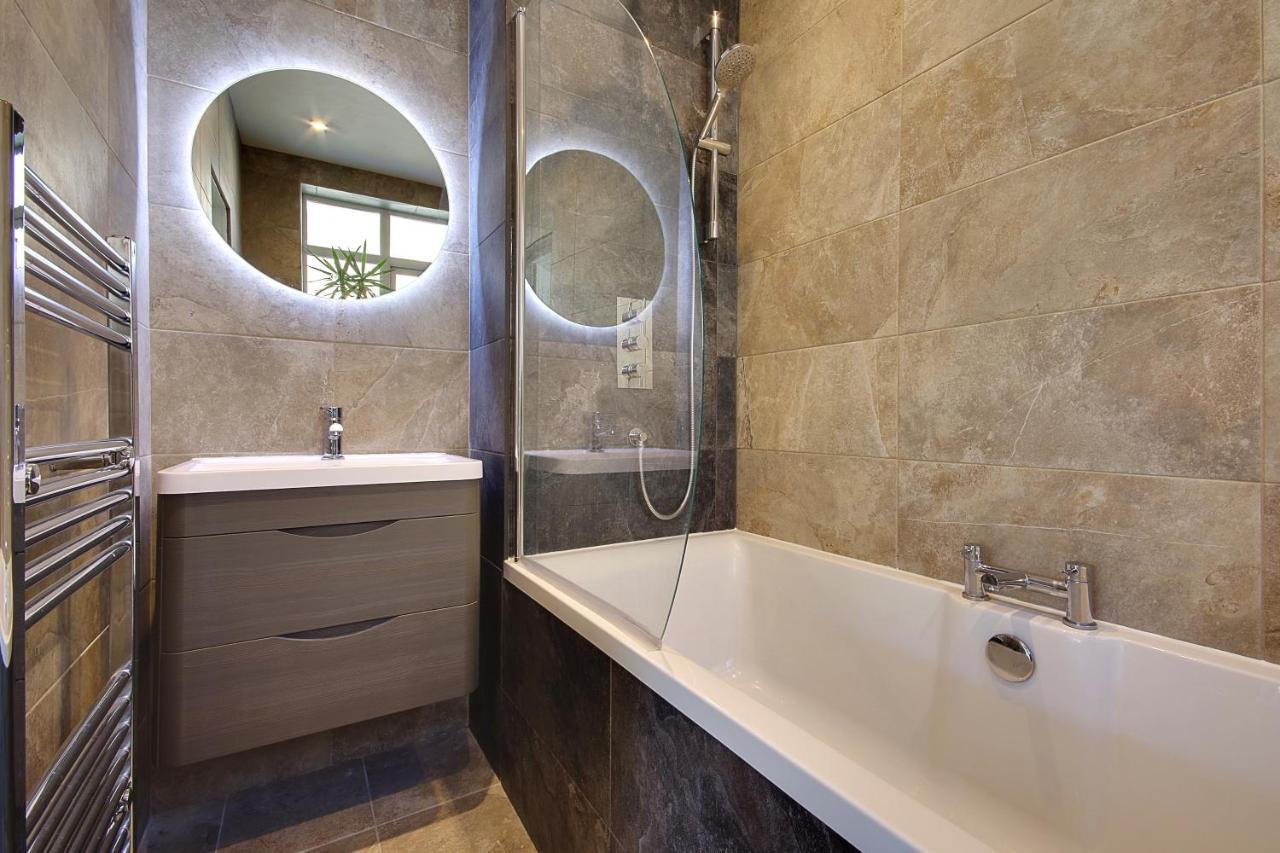 Large En-Suite By The Beach 본머스 외부 사진
