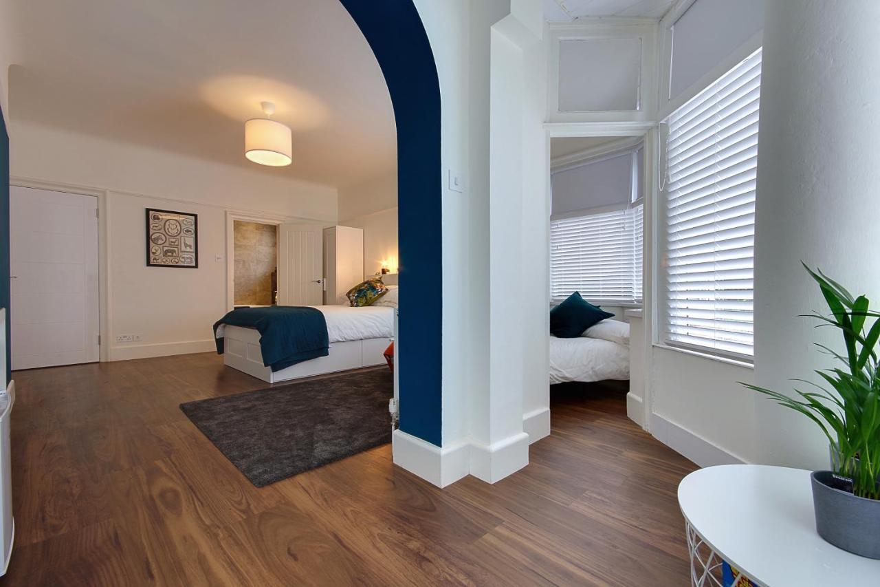 Large En-Suite By The Beach 본머스 외부 사진