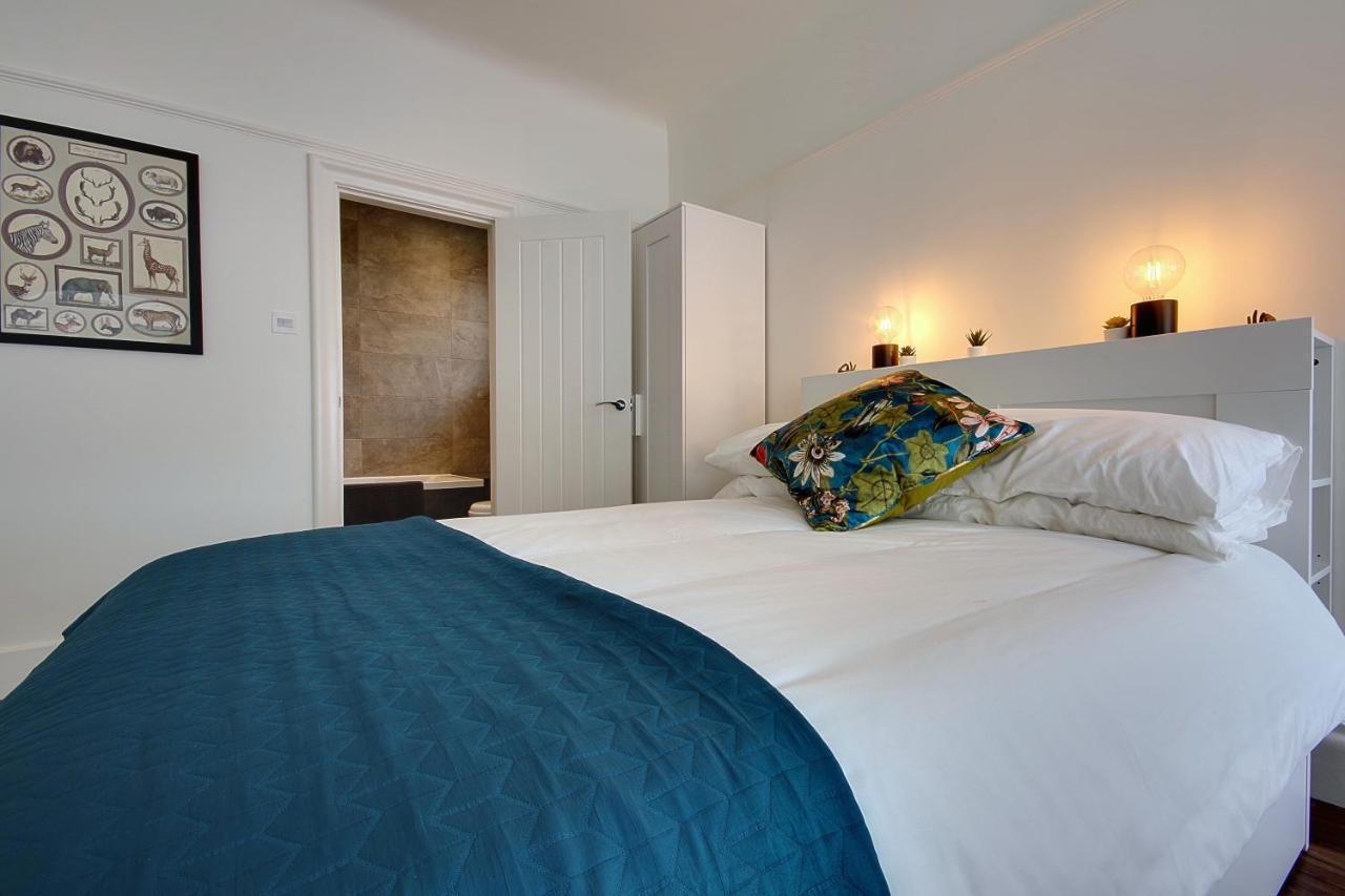 Large En-Suite By The Beach 본머스 외부 사진