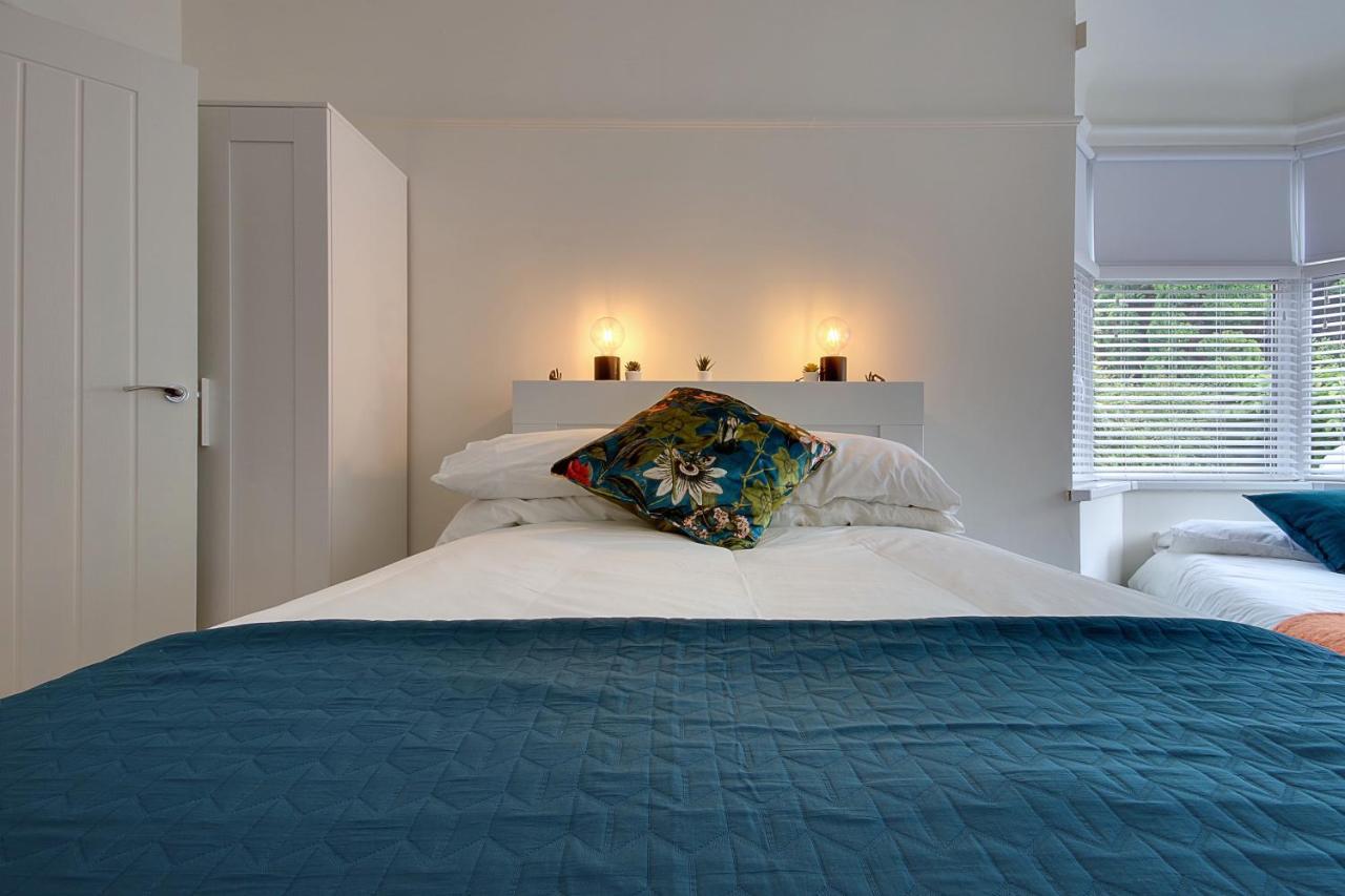 Large En-Suite By The Beach 본머스 외부 사진