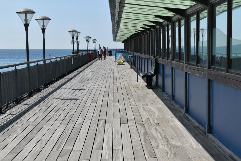 Large En-Suite By The Beach 본머스 외부 사진
