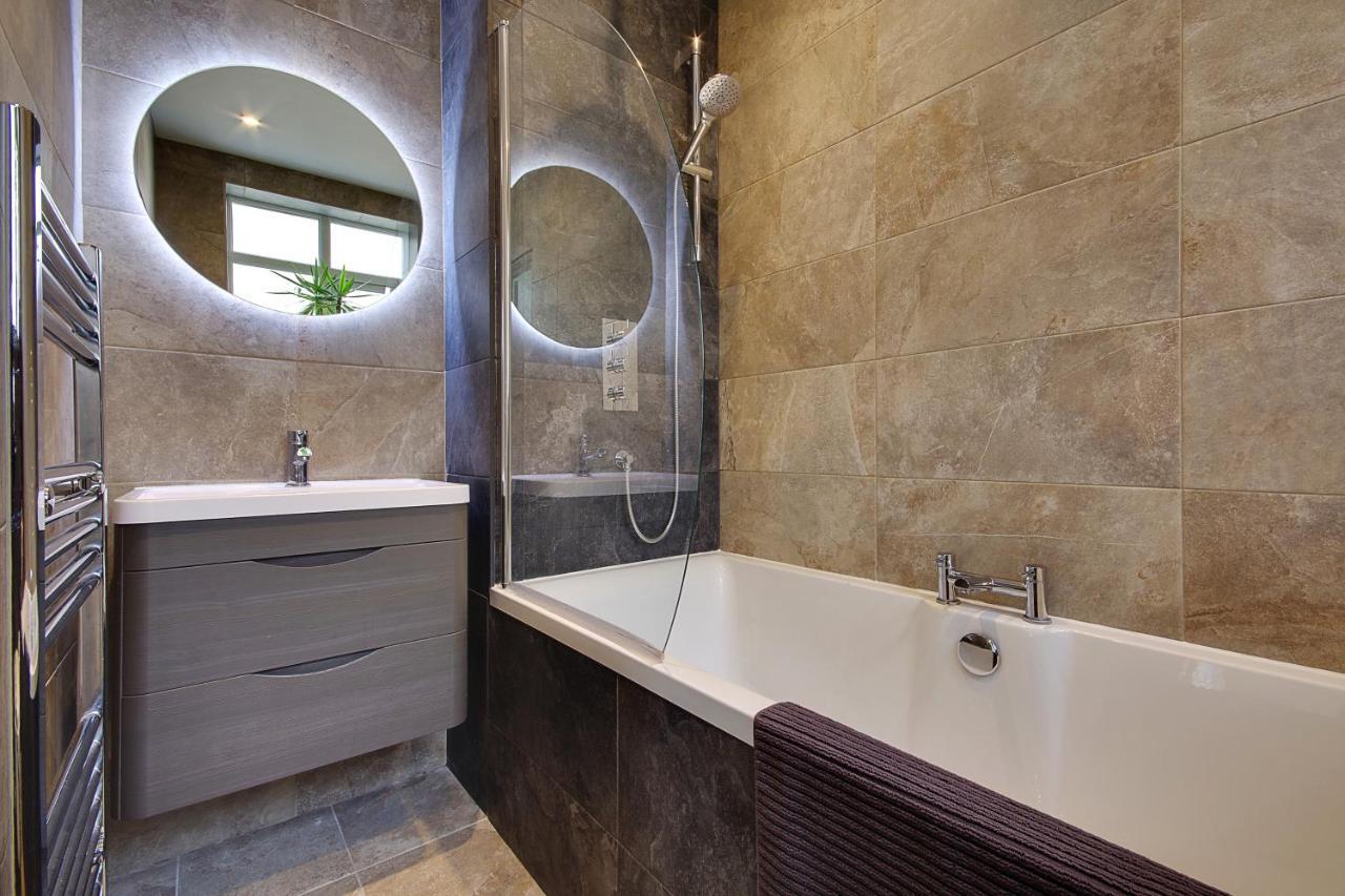 Large En-Suite By The Beach 본머스 외부 사진