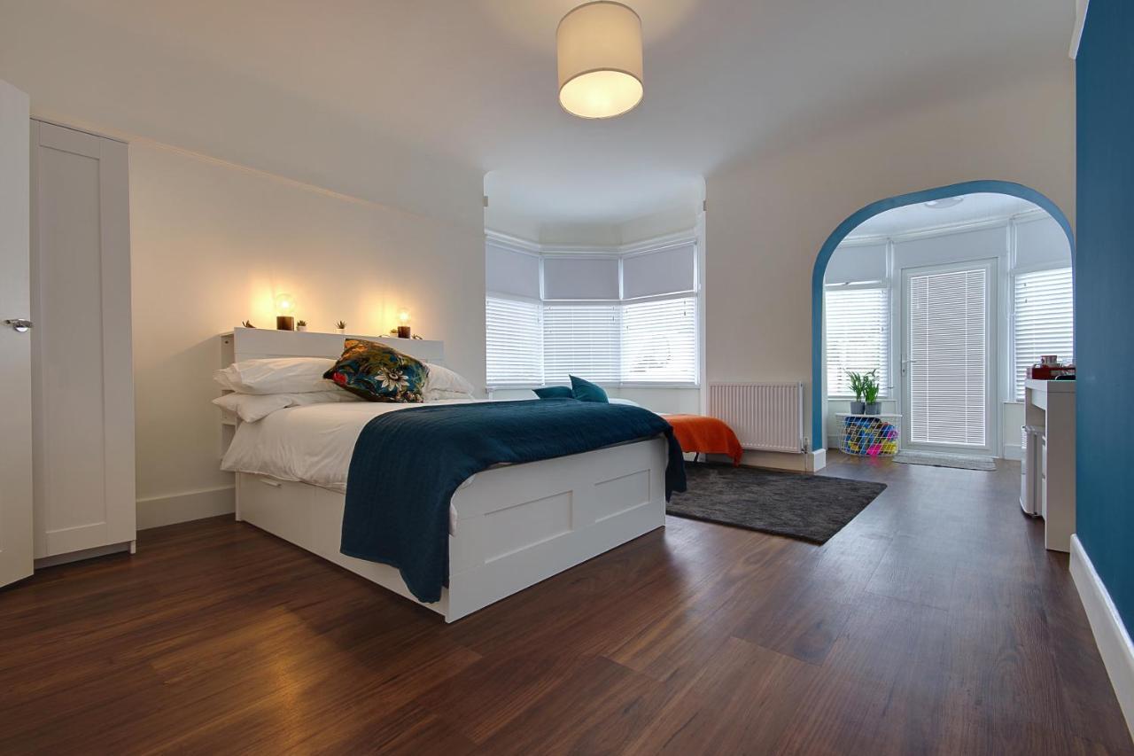 Large En-Suite By The Beach 본머스 외부 사진